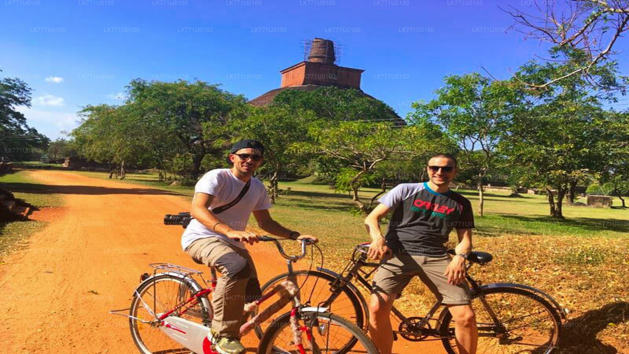 Pedaleando por las ruinas antiguas desde Polonnaruwa