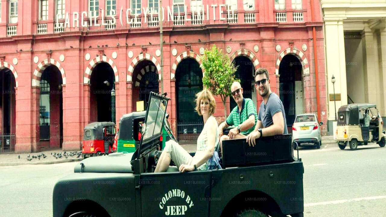 Visita a la ciudad de Colombo en jeep de guerra desde el puerto